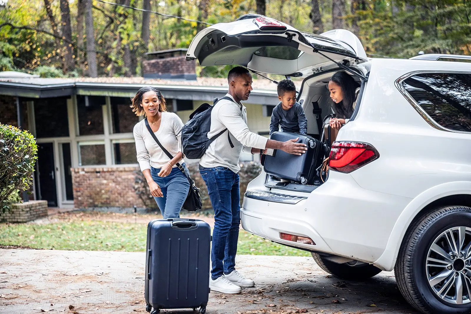 Family loading up a car.